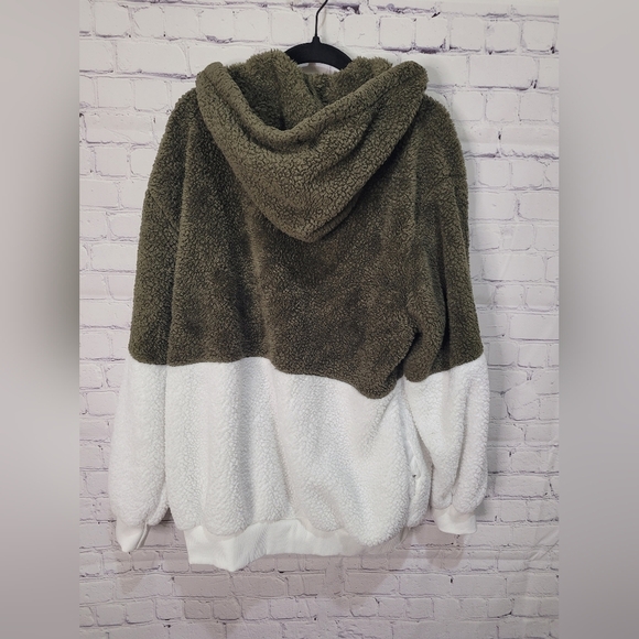 Green‎ and White XL Sherpa Pull-over Hoodie - Picture 4 of 4